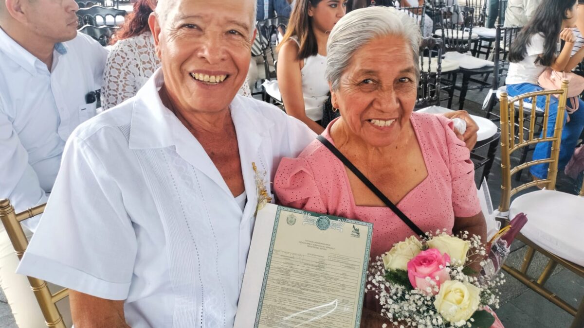 Con más de 50 años juntos, reforzaron su amor en las bodas colectivas