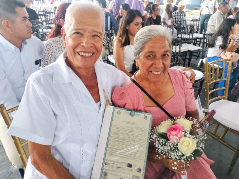 Con más de 50 años juntos, reforzaron su amor en las bodas colectivas