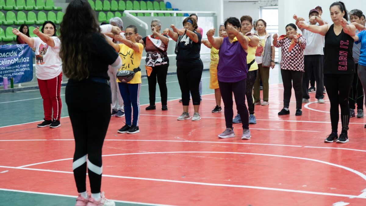Realizan taller de baile terapia para fomentar el autocuidado