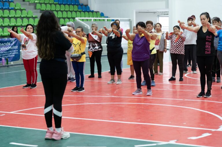 Realizan taller de baile terapia para fomentar el autocuidado