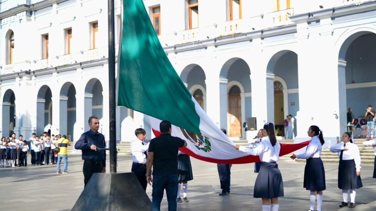 Abanderará alcalde a instituciones escolares de Córdoba