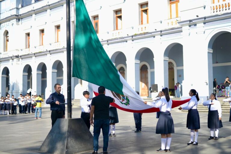 Abanderará alcalde a instituciones escolares de Córdoba