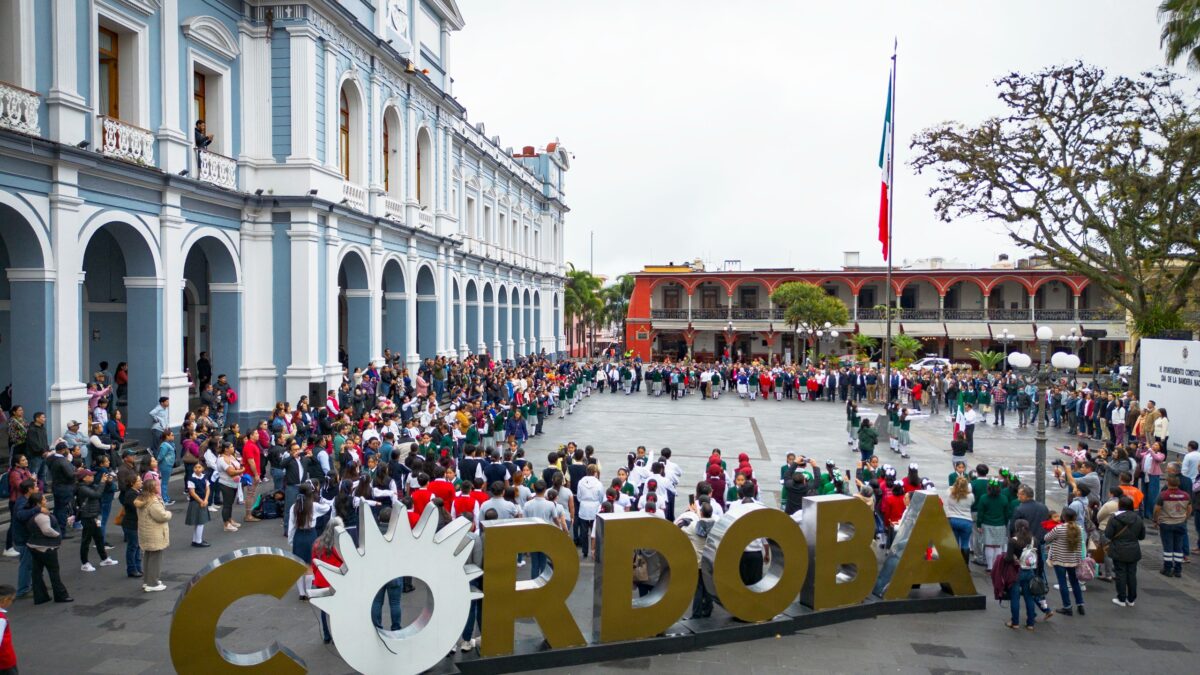 Con abanderamiento a más de 200 alumnos fomentan identidad nacional