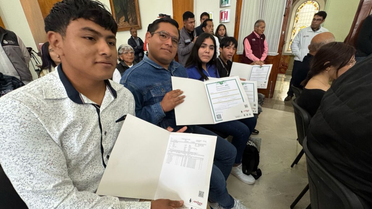 Reciben ciudadanos certificados de estudios del IVEA