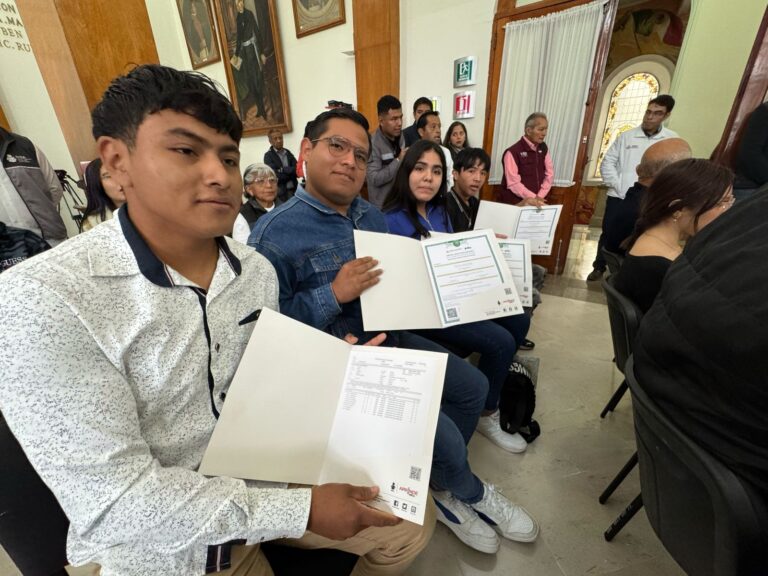 Reciben ciudadanos certificados de estudios del IVEA