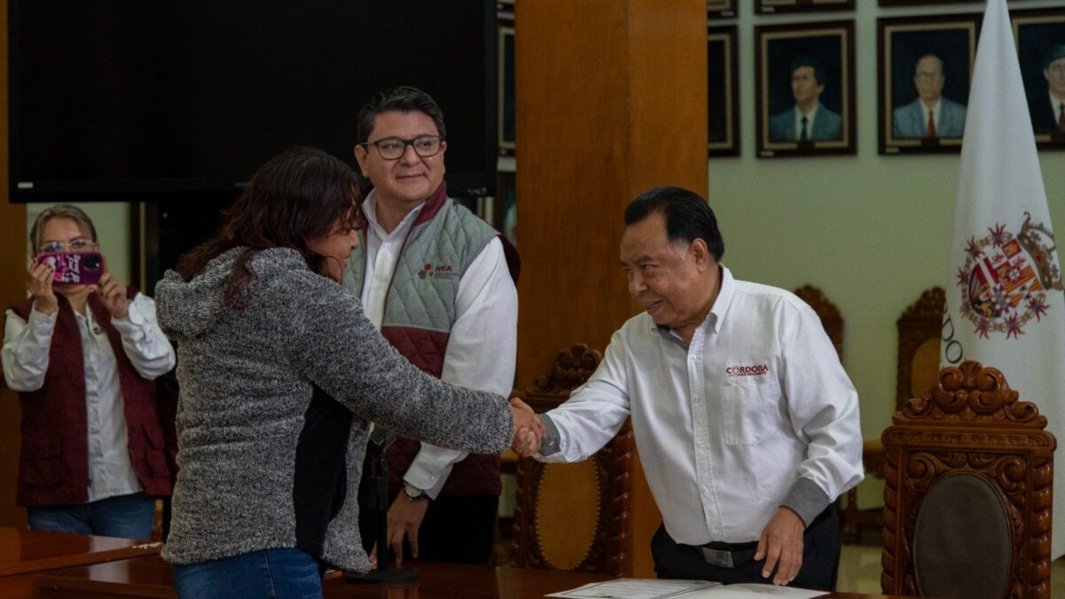 Dan un paso adelante, reciben certificados de estudios del IVEA