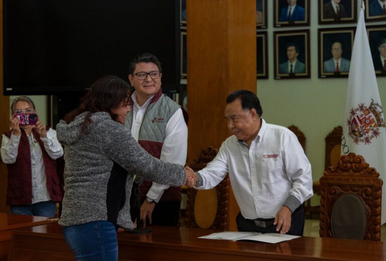 Dan un paso adelante, reciben certificados de estudios del IVEA