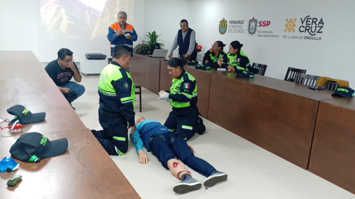 Capacitan a personal de Tránsito en primeros auxilios y relaciones humanas