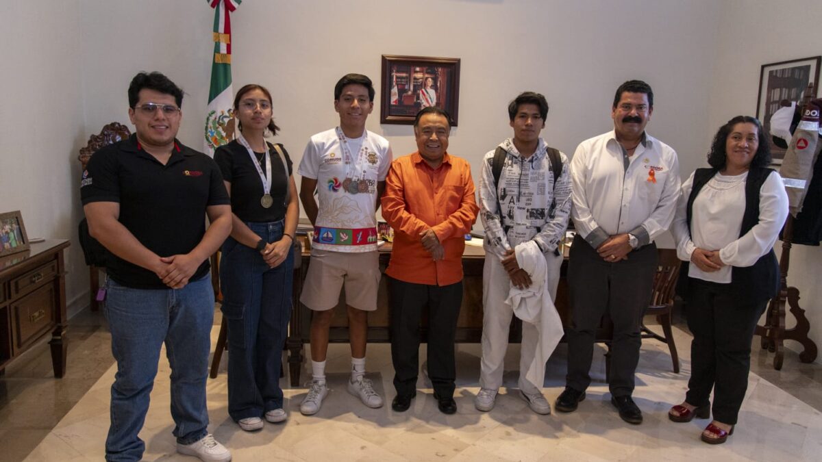 Recibe alcalde Juan Martínez Flores a ciclistas cordobeses ganadores de los Juegos Estatales CONADE 2025