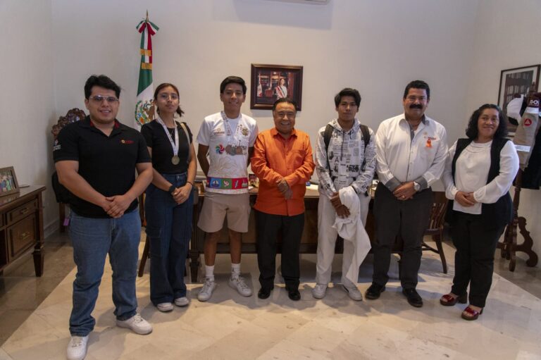 Recibe alcalde Juan Martínez Flores a ciclistas cordobeses ganadores de los Juegos Estatales CONADE 2025