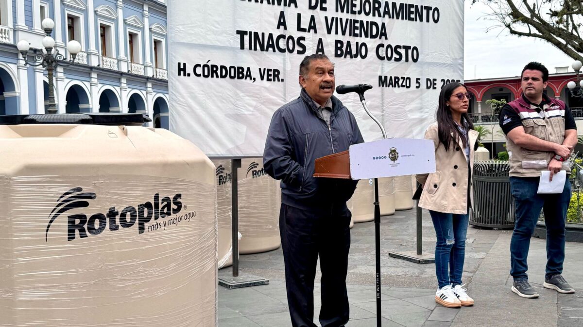 Previniendo temporada de estiaje, Ayuntamiento entrega más de 180 tinacos a bajo costo
