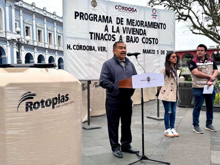 Previniendo temporada de estiaje, Ayuntamiento entrega más de 180 tinacos a bajo costo