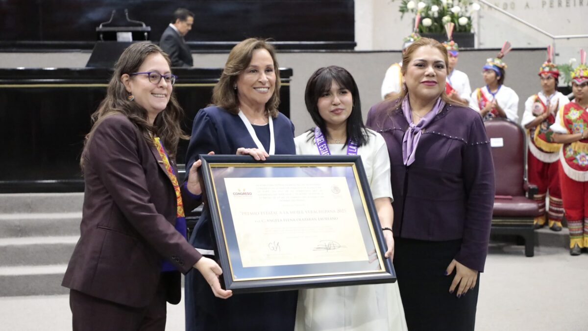 Gobernadora entrega el Premio Estatal a la Mujer a la mejor estudiante del mundo