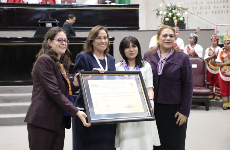 Gobernadora entrega el Premio Estatal a la Mujer a la mejor estudiante del mundo