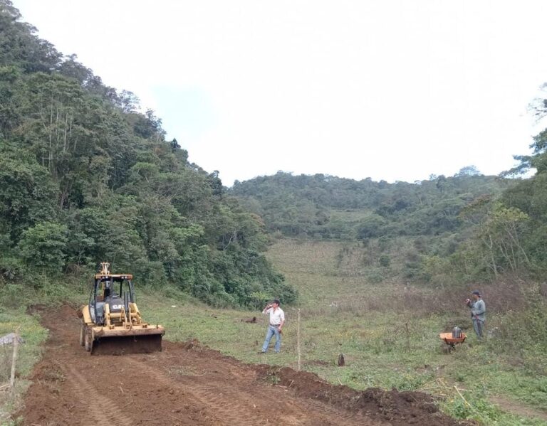 Trabaja Ayuntamiento con comunidades para dar mantenimiento a caminos saca cosecha
