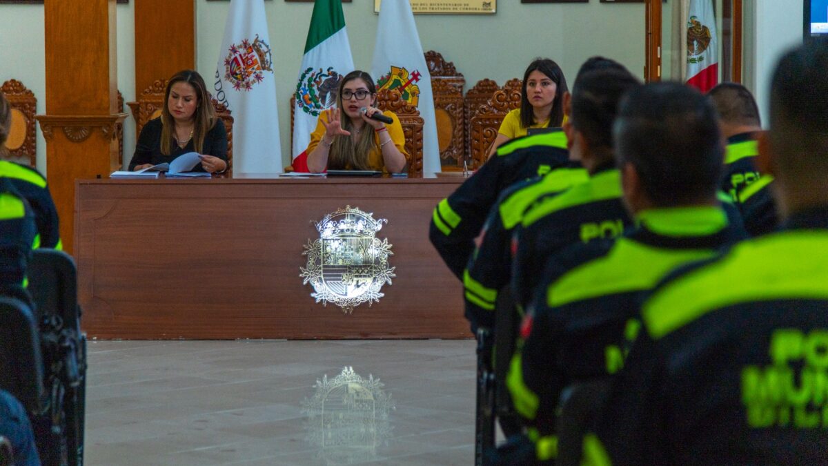 Policía Municipal acude a conferencia magistral