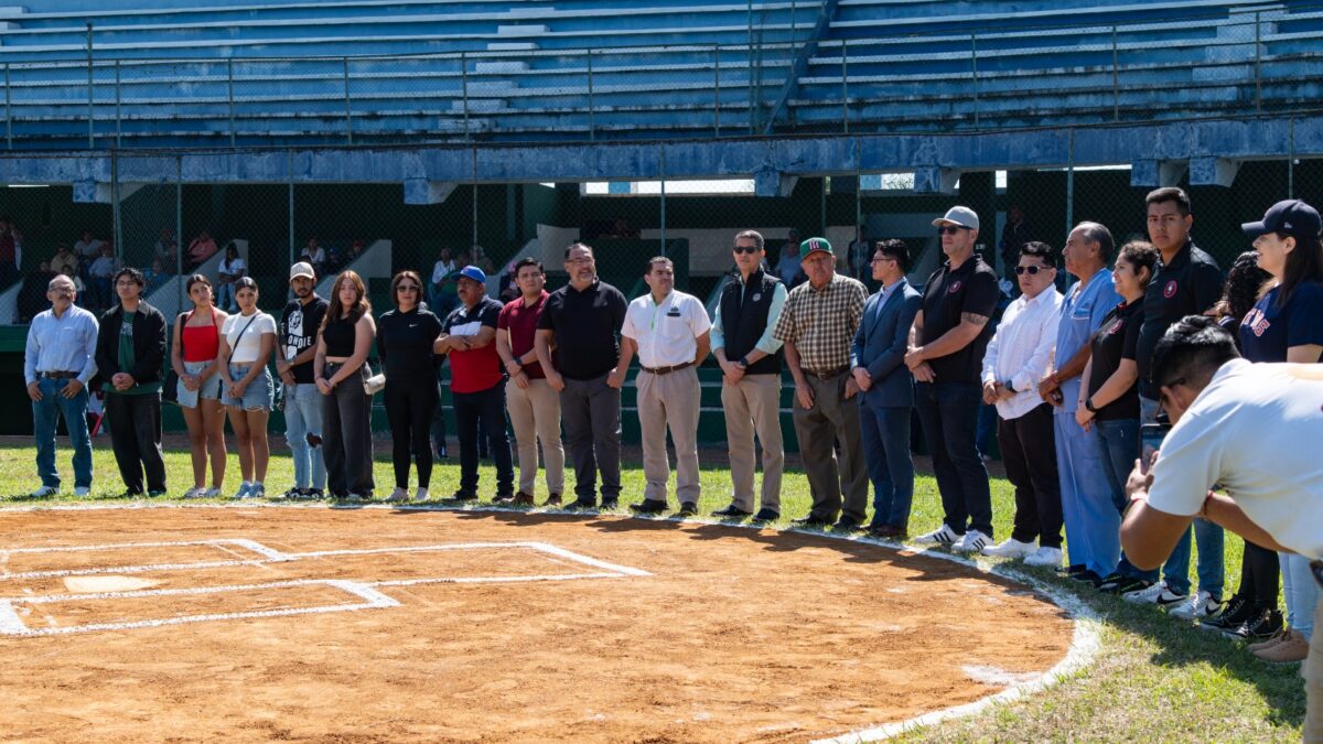 Dan batazo inaugural del torneo internacional de béisbol Sub -19 “Con Aroma a Café”