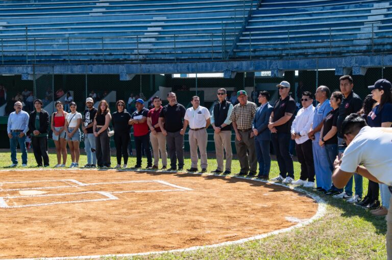 Dan batazo inaugural del torneo internacional de béisbol Sub -19 “Con Aroma a Café”