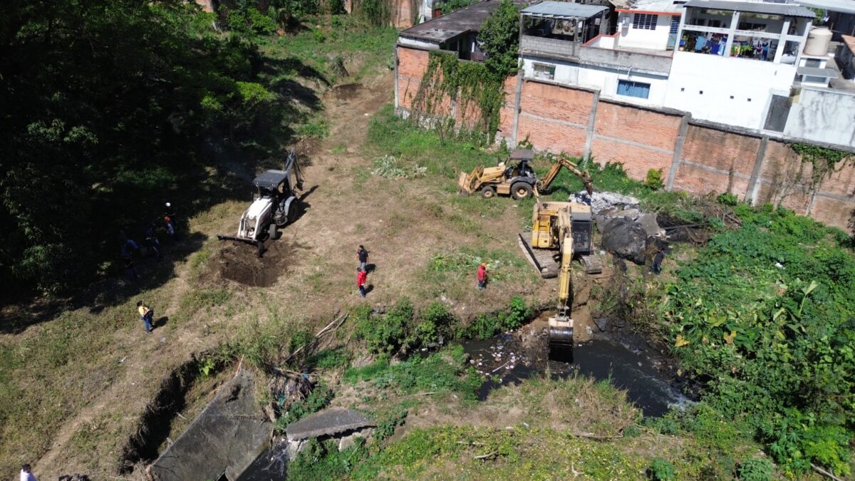 Supervisa presidente Juan Martínez limpieza en arroyo de la calle 15