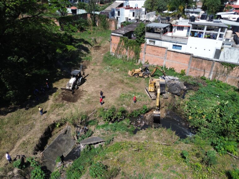 Supervisa presidente Juan Martínez limpieza en arroyo de la calle 15