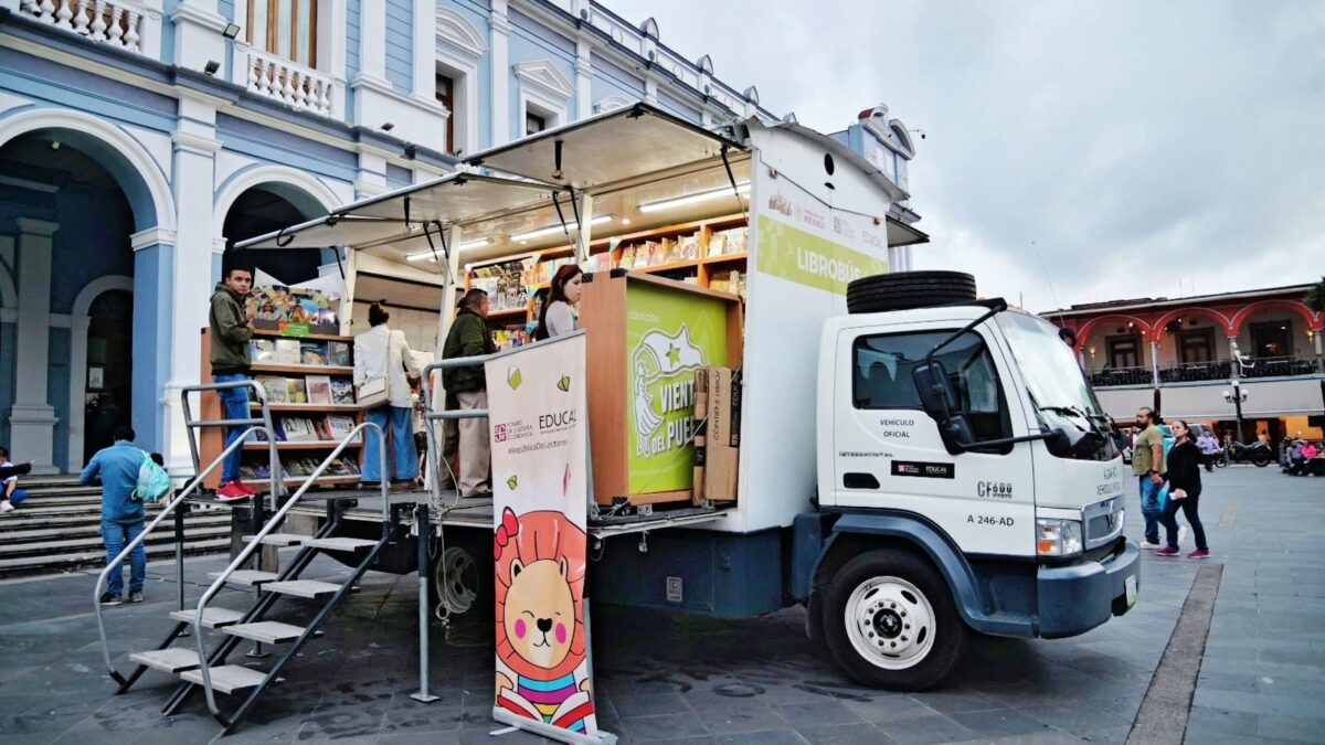 Llega el librobús a Córdoba, visitará 16 centros educativos