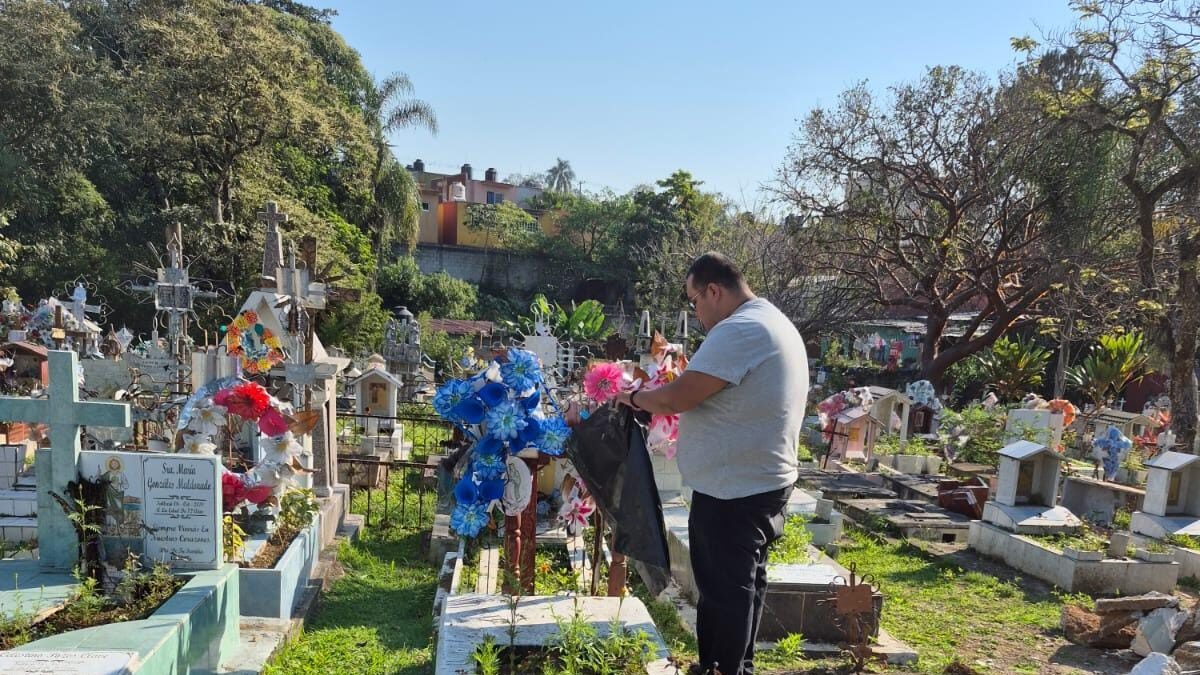 Realizan acciones preventivas en panteones municipales