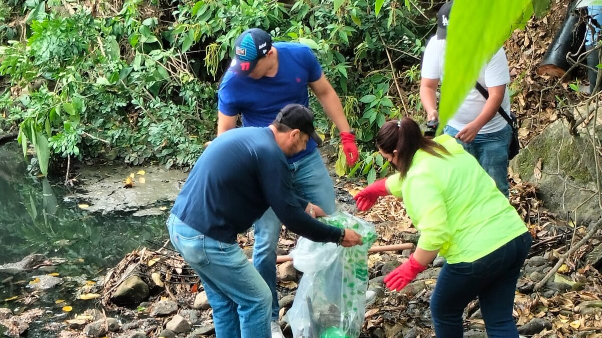 Ayuntamiento, vecinos y personal de Descamex retiran basura de río Quimiapa
