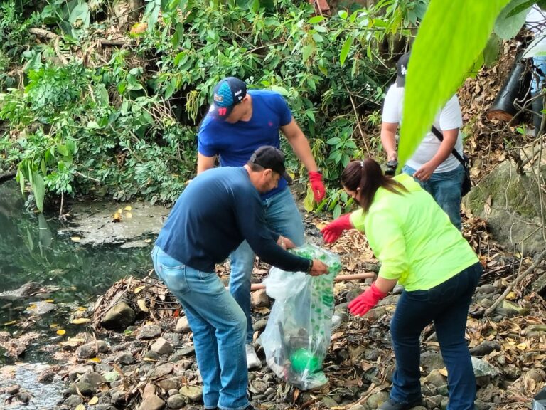 Ayuntamiento, vecinos y personal de Descamex retiran basura de río Quimiapa