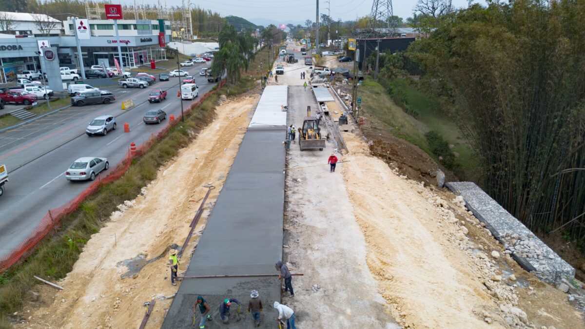 Avanzan trabajos de colado de pavimento en el boulevard Tratados de Córdoba