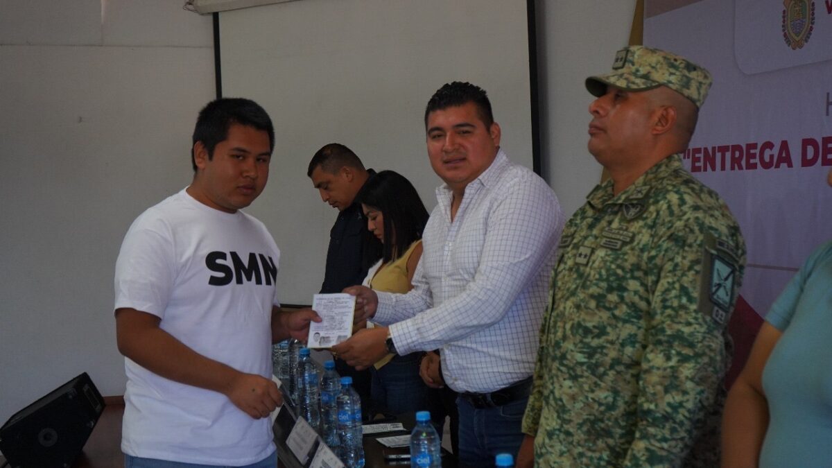 EN IXTACZOQUITLÁN, ENTREGAN CARTILLAS DEL SERVICIO MILITAR