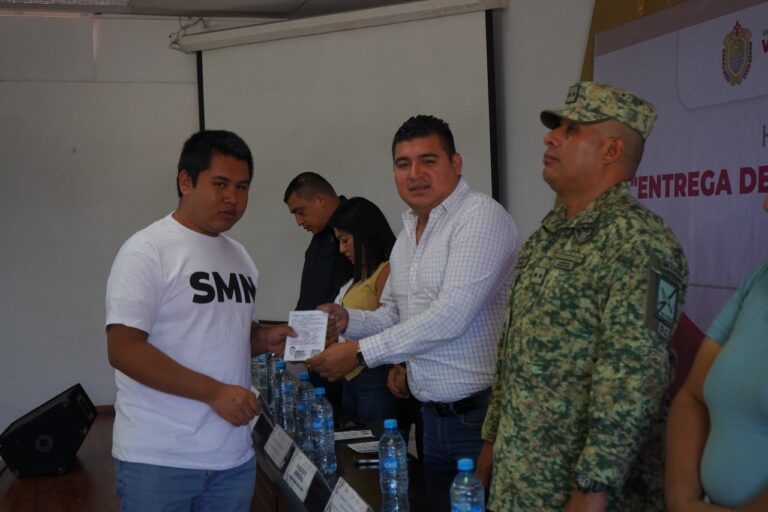 EN IXTACZOQUITLÁN, ENTREGAN CARTILLAS DEL SERVICIO MILITAR