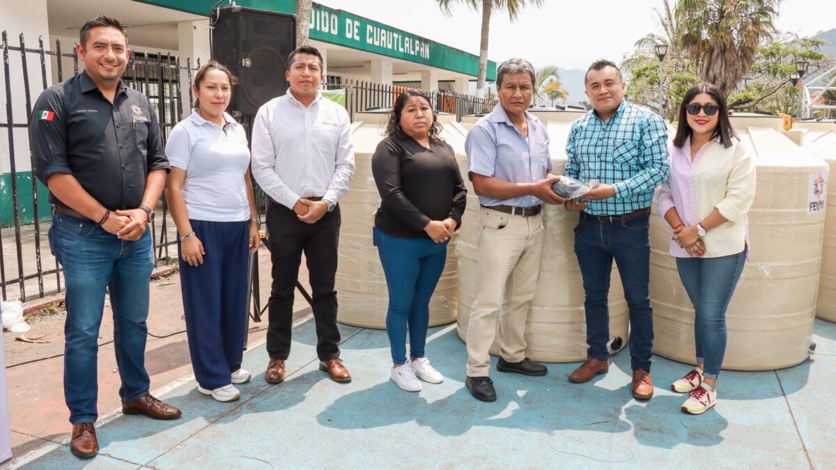 EN IXTACZOQUITLÁN, ENTREGAN TINACOS Y CALENTADORES SUBSIDIADOS