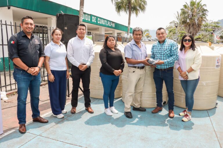 EN IXTACZOQUITLÁN, ENTREGAN TINACOS Y CALENTADORES SUBSIDIADOS