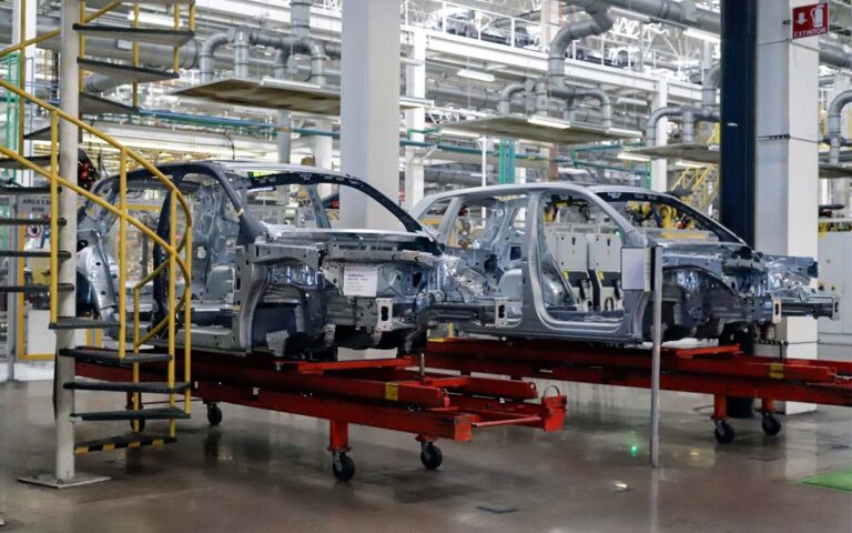EU retrasa hasta el 2 de abril aranceles a automóviles procedentes de México y Canadá