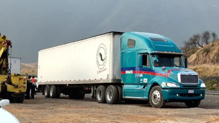 Recuperan tráiler robado sobre la autopista Orizaba-Puebla tras persecución y choque