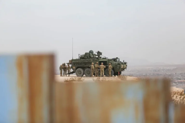 Trump ordena al Ejército de EU tomar el control de franja paralela a la frontera con México