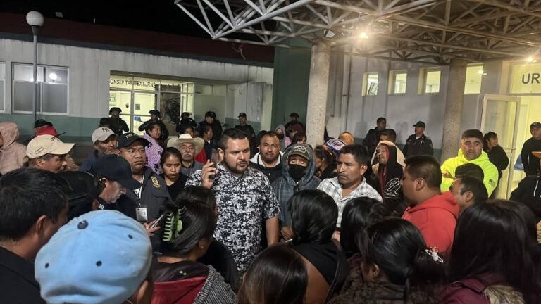 POBLADORES SERRANOS PROTESTAN EN EL HOSPITAL DE TLAQUILPA TRAS CAÍDA DE PACIENTE DENTRO DEL HOSPITAL.