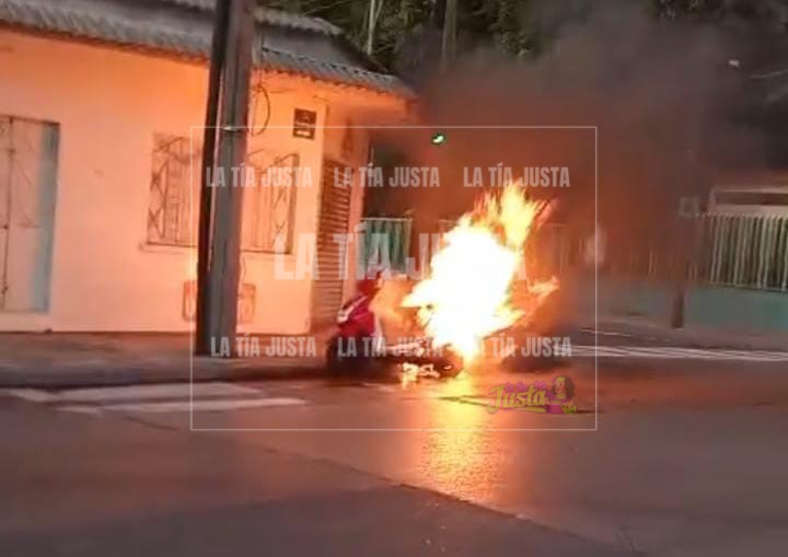 Arde motoneta en colonia Centro de Orizaba