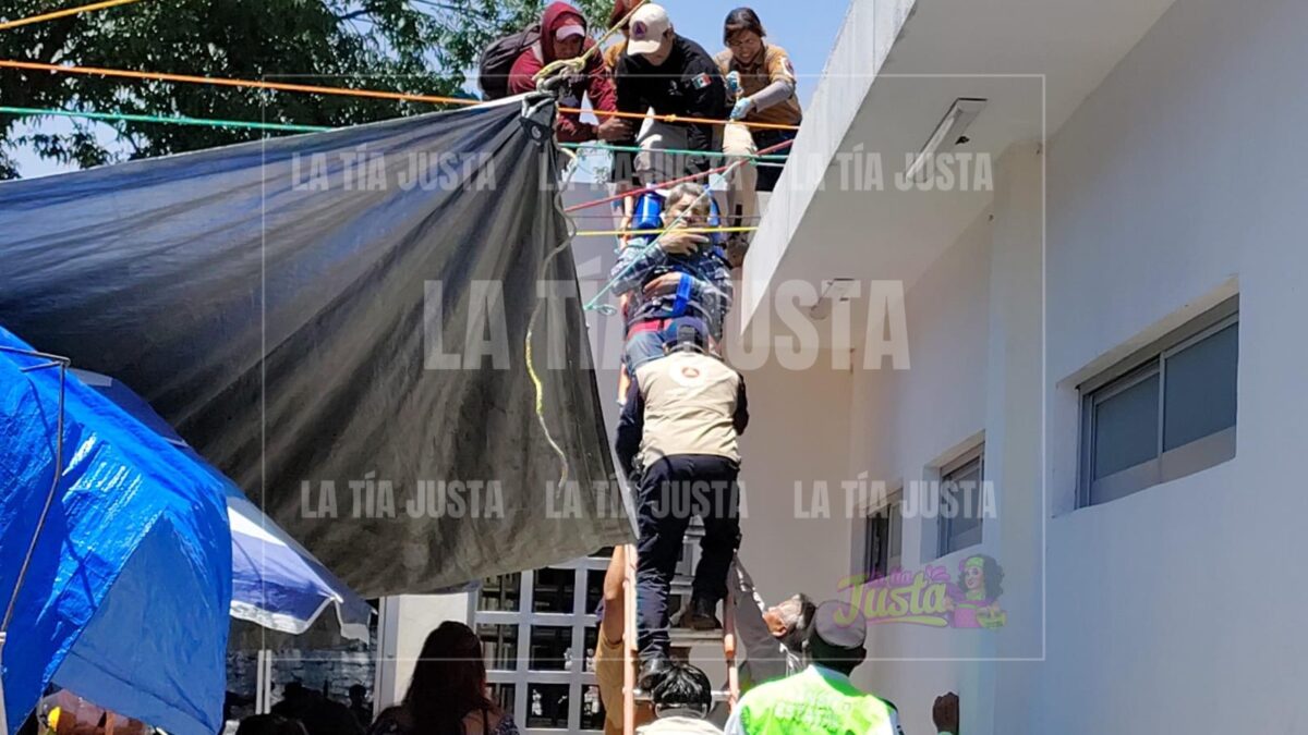 PC de Rio Blanco auxilia ingeniero del techo de los baños del Mercado 21 de Marzo