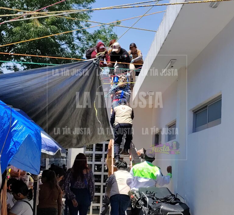 PC de Rio Blanco auxilia ingeniero del techo de los baños del Mercado 21 de Marzo