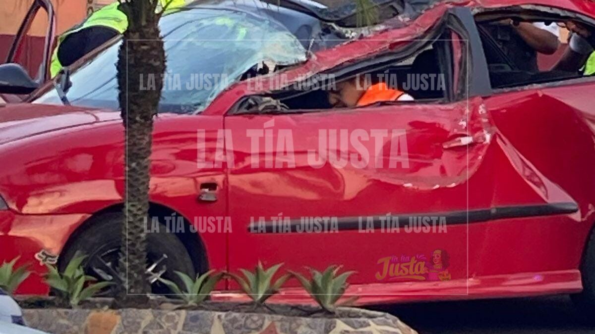 Vuelca vehículo sobre la calle Real