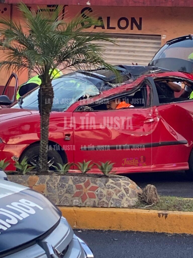 Vuelca vehículo sobre la calle Real