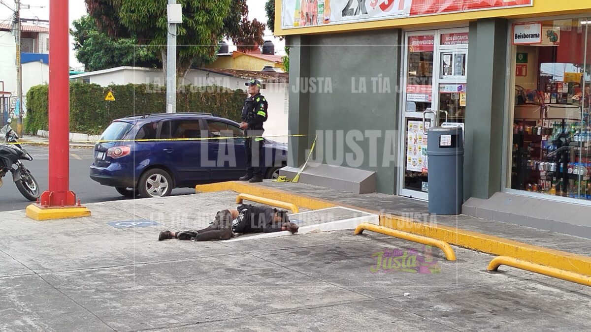 MUER3 AFUERA DE OXXO