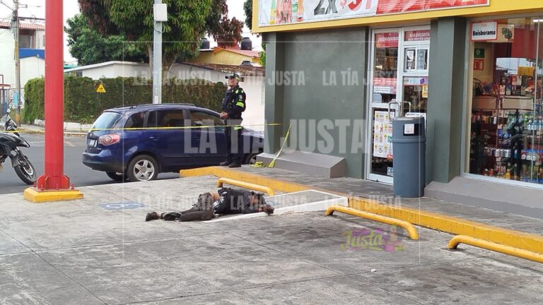 MUER3 AFUERA DE OXXO