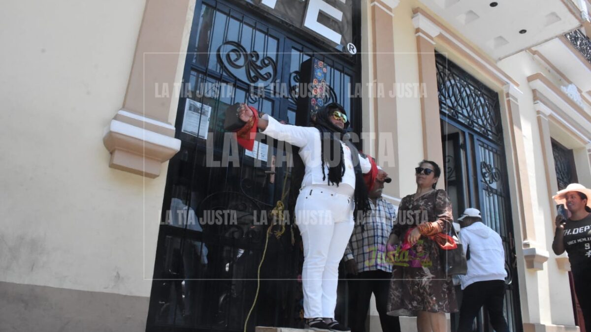 Protesta y crucifixión en las afueras de la CFE