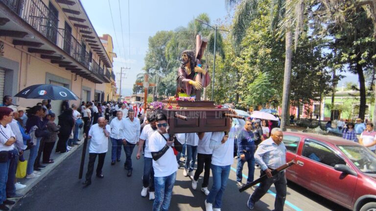 Realizan Viacrucis en Orizaba