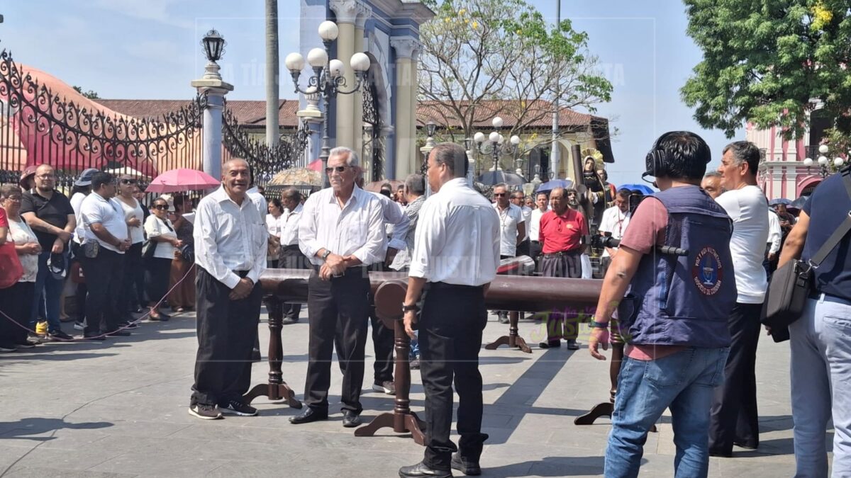 Cientos de cordobeses participan en el viacrusis de Catedral