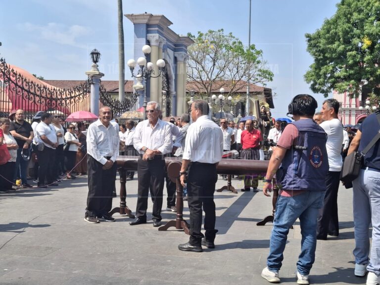 Cientos de cordobeses participan en el viacrusis de Catedral