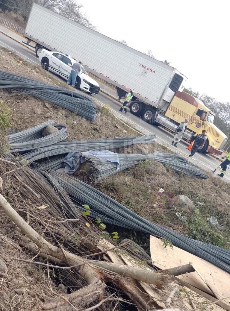 VUELCA TRÁILER CARGADO CON VARILLA