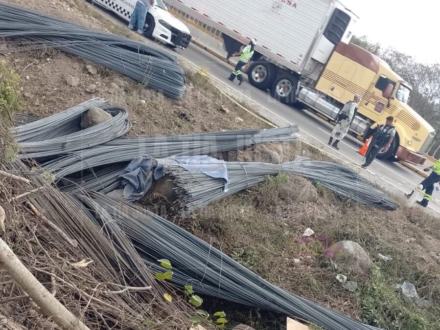 VUELCA TRÁILER CARGADO CON VARILLA